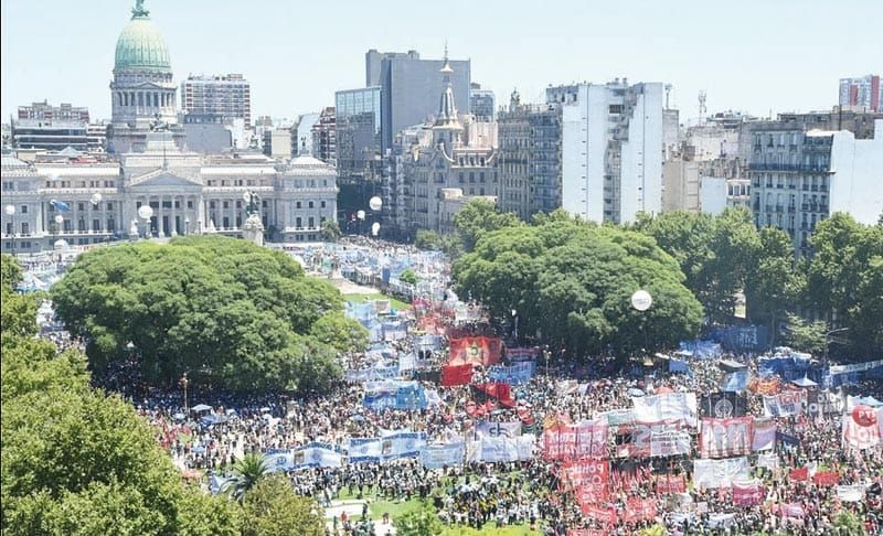 ¡MILES DE PERSONAS SE SUMAN LA HUELGA GENERAL!