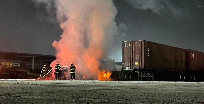 ¡FUEGO DEVORA “MONSTRUO” EN PATIO DE MANIOBRAS DE PUERTO SECO!