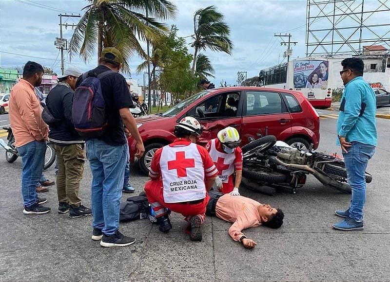 ¡SALEN “VOLANDO” DOS MOTOCICLITAS!
