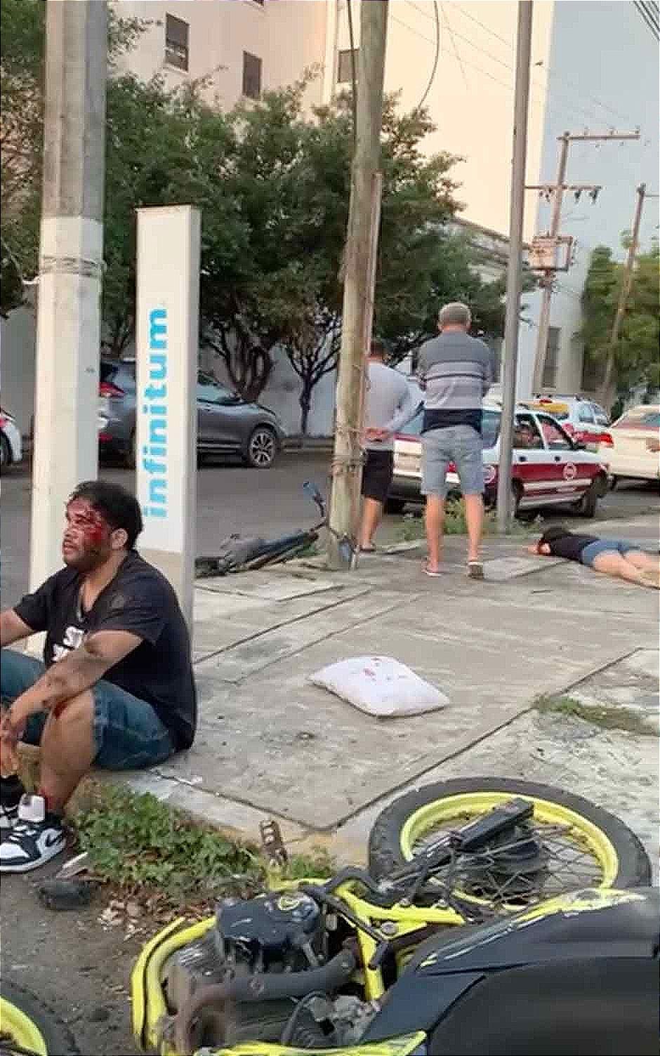 OTROS QUE LOS BAJAN VOLANDO DE LA MOTO!