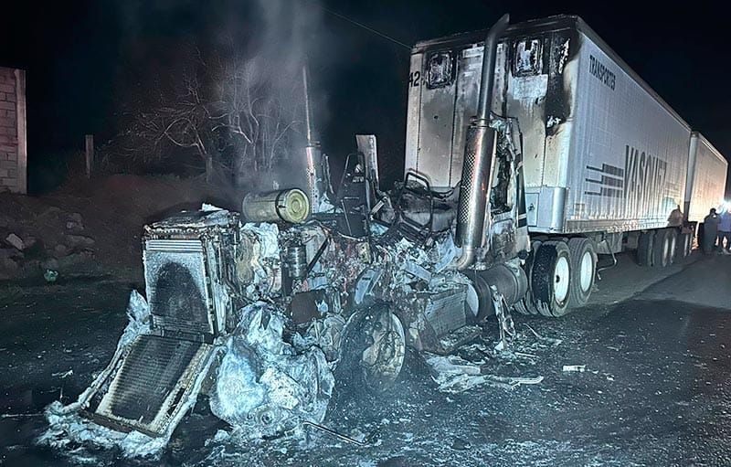 ¡TRÁILER CARBONIZADO! -OPERADOR SALIÓ CORRIENDO CUANDO LE SALÍA HUMO DEL MOTOR