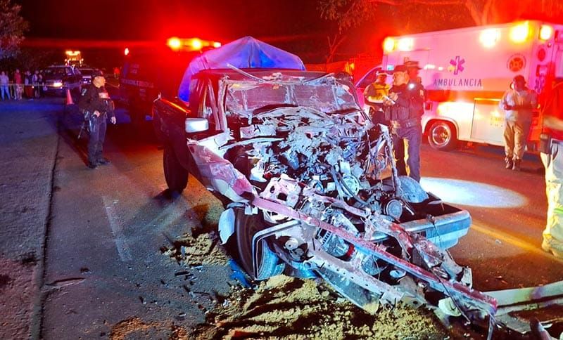 ¡ATRAPADO DESPUÉS DE CHOCAR CON TRACTOCAMION!