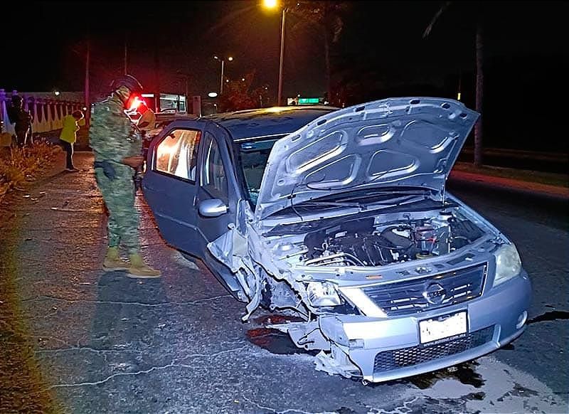 ¡POR DORMILONA CHOCA CON POSTE EN LA BOTICARIA! -Frente al Cuartel Militar