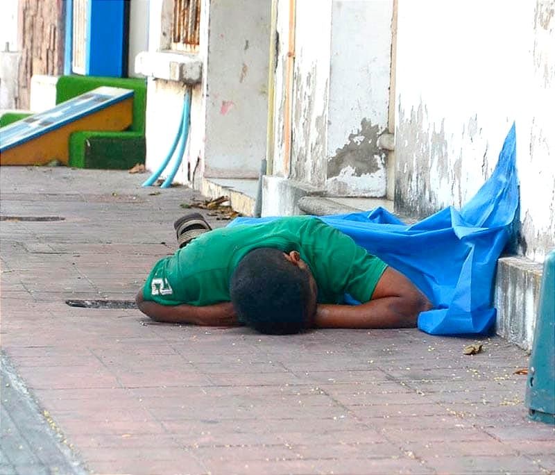 ¡SE DESPLOMA EN LA CALLE! - LO VIERON CONVULSIONAR ANTES DE CAER MUERTO!