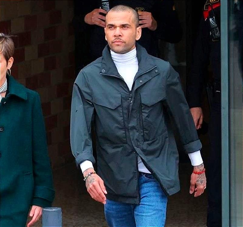 ¡DANI ALVES SALE DE LA CÁRCEL TRAS 14 MESES! - Y UN MILLÓN DE EUROS