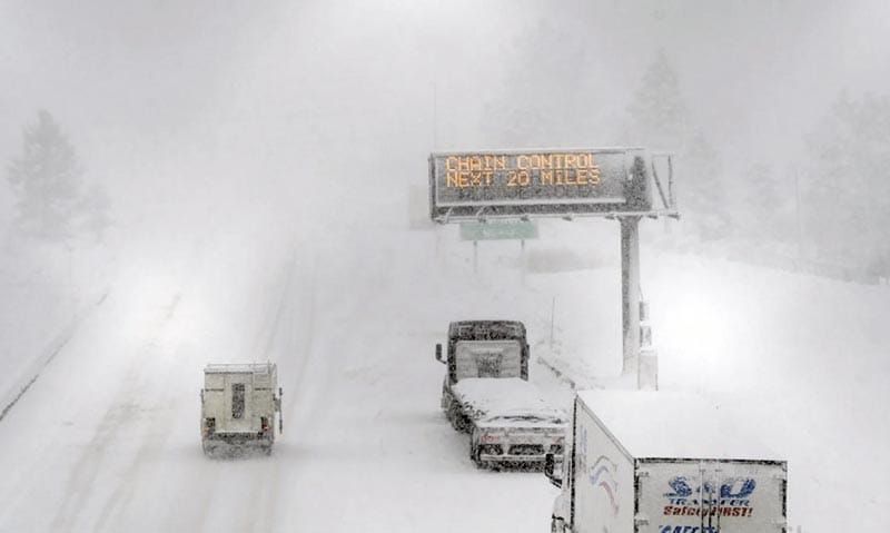 ¡TORMENTA EN CALIFORNIA Y NEVADA CORTA CARRETERAS Y DEJA NIEVE EN LAS MONTAÑAS!