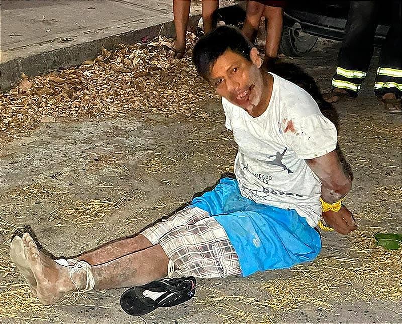 ¡LO AMARRAN LOS VECINOS POR ANDAR APEDREANDO!