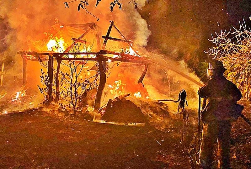 ¡OLVIDAN APAGAR BRASERO Y SE LES QUEMÓ LA CASA!