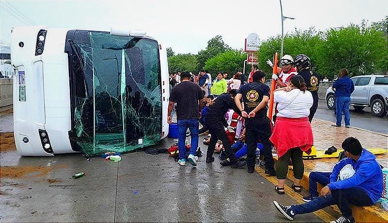 ¡40 LESIONADOS EN VOLCADURA DE AUTOBÚS QUE SALIÓ DE MINATITLÁN HACÍA MONTERREY!