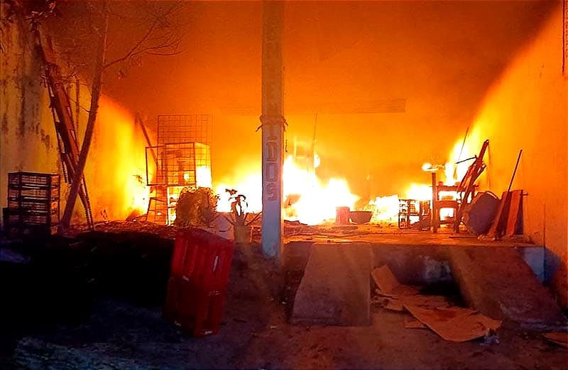 ¡ARDE BODEGA EN LA COLONIA HIDALGO! - LOS VECINOS ESCUCHARON UNA EXPLOSIÓN