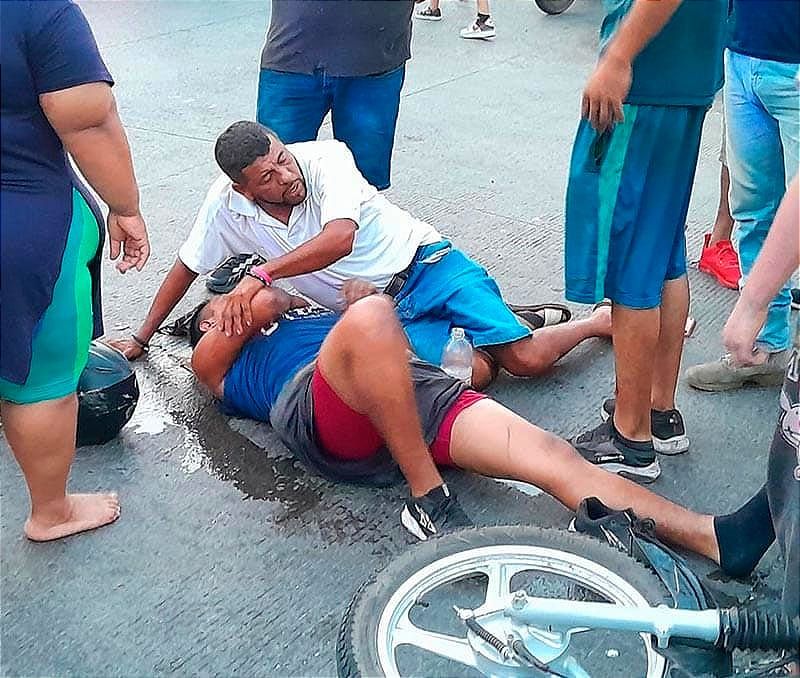 ¡ENCONTRONAZO EN LA COLONIA CARRANZA! - *MOTOCICLISTAS CONTRA AUTOMÓVIL