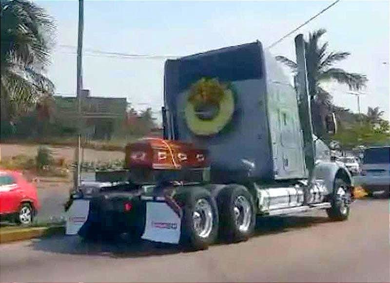 ¡TRASLADAN ATAÚD EN TRAILER! - *La Caravana Culminó en el Panteón Jardín