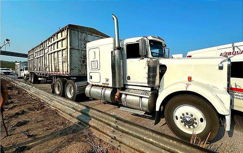 ¡IBAN A VUELTA DE RUEDA! - *EL TRAILERO SE DIO CUENTA DEMASIADO TARDE *IMPACTA TRES AUTOS Y UNO QUEDÓ VOLCADO!
