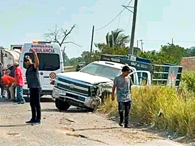 ¡CAMIÓN GASERO SE IMPACTA CON AUTOBÚS!