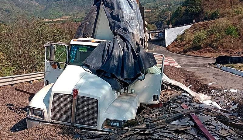 ¡“MONSTRUO” SE QUEDÓ SIN FRENOS EN LAS CUMBRES DE MALTRATA! - *TRAÍA CARGAMENTO DE CRISTALES INDUSTRIALES