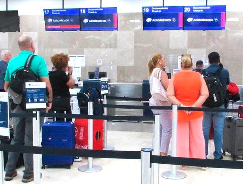 ¡“VARADOS” EN EL AEROPUERTO! - *LES PUSIERON CANCELADO EN LAS PANTALLAS