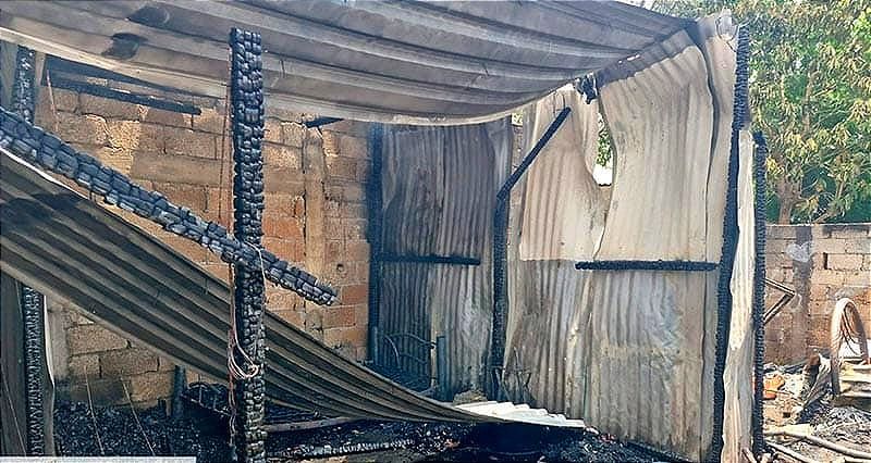 ¡INCENDIO VORAZ ARRASA CON LA CASA! - *VECINOS Y BOMBEROS A LA AYUDA *PREDIO LA LOMA