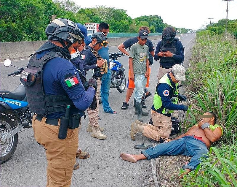 ¡SE LE DESMAYO EN LA MOTO! - *AUXILIABA A SU AMIGO *Bajaron en la orilla de la carretera pero al llegar los técnicos de urgencias médica ya había muerto