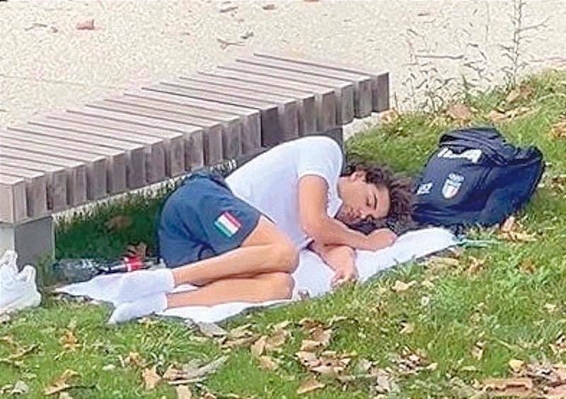 ¡MEDALLISTA OLÍMPICO, DURMIÓ EN UN PARQUE TRAS QUEJARSE DE LA VILLA OLÍMPICA!