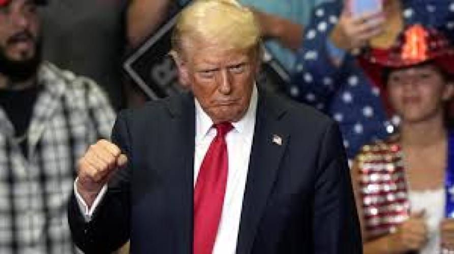 ¡TRUMP ARREMETE CONTRA HARRIS DURANTE SU VISITA A UNA CIUDAD CON NEXOS HISTÓRICOS CON KU KLUX KLAN!