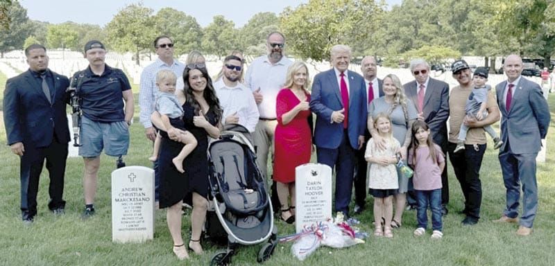 ¡HARRIS REPROCHA A TRUMP POR TOMARSE FOTOS EN UNA ZONA PROHIBIDA DEL CEMENTERIO DE ARLINGTON!