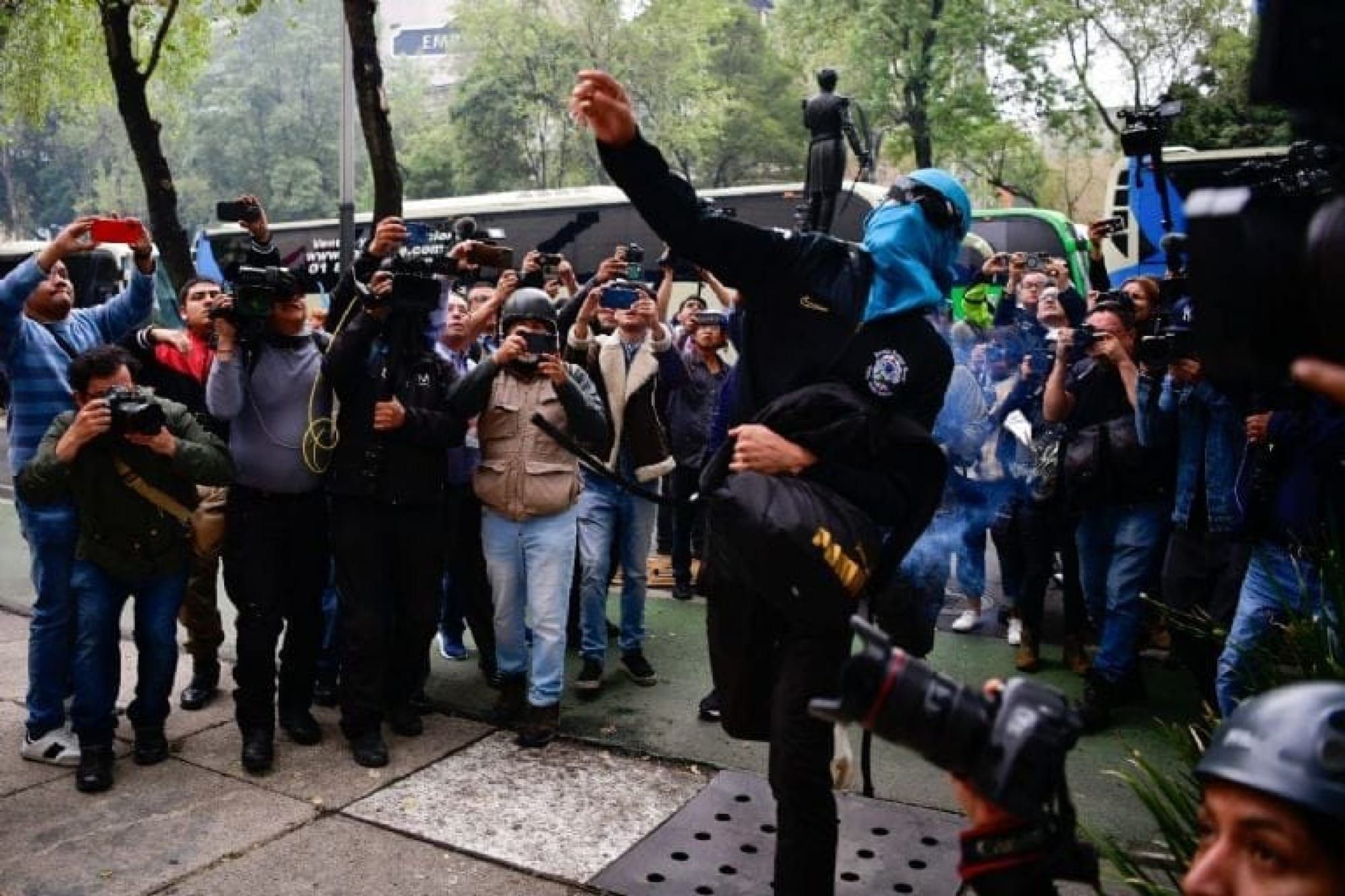 ¡PETARDO LANZADO AL SENADO LESIONÓ A LA LEGISLADORA MORENISTA LUCÍA TRASVIÑA!