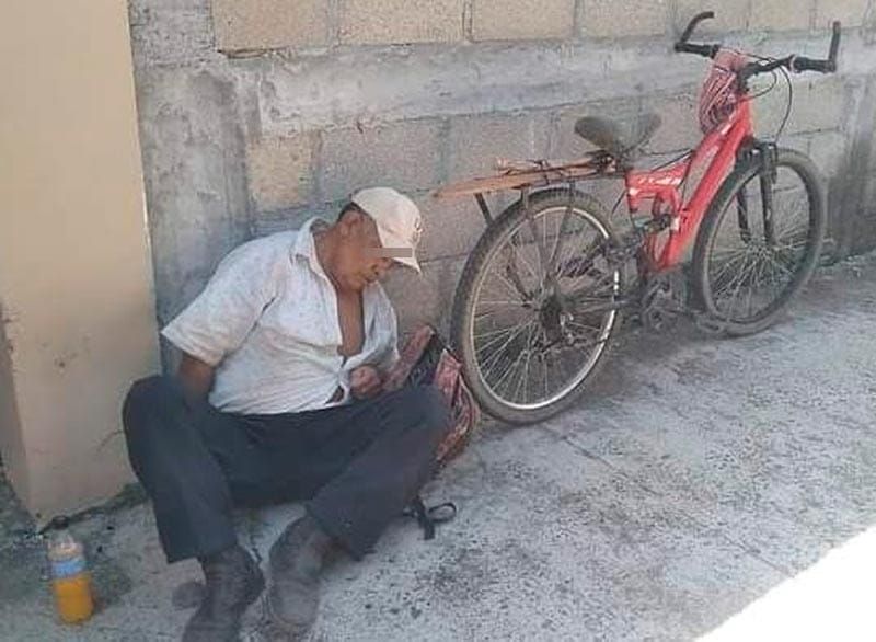 ¡MURIÓ SENTADO EN LA BANQUETA!