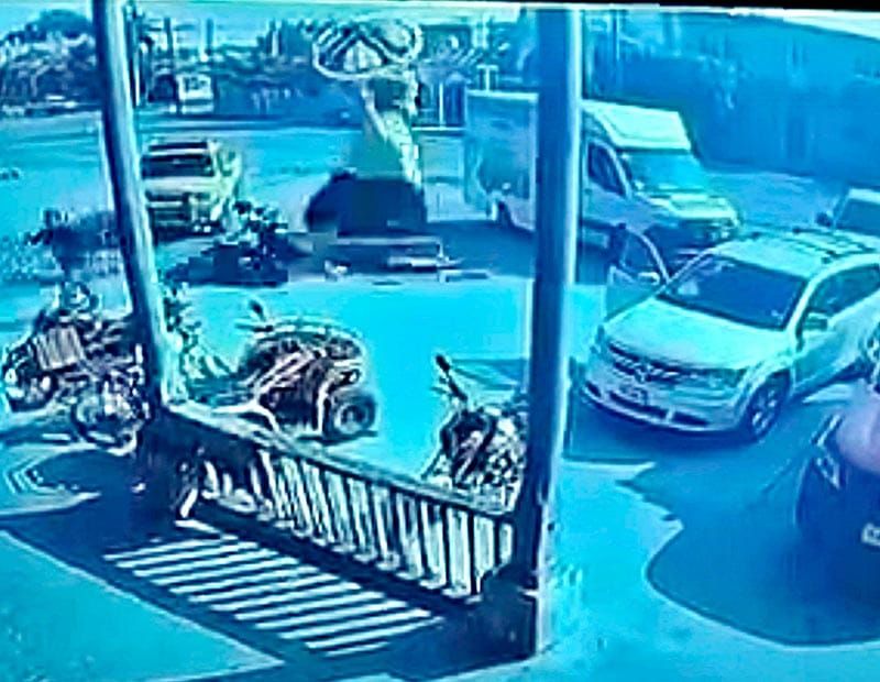¡MOTOCICLISTA SE ESTRELLÓ CONTRA “LA CATRINA”!