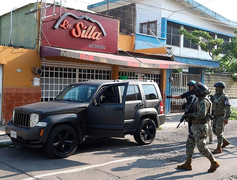 ¡PÁNICO EN LA CANTINA POR HOMBRE CON PISTOLA!