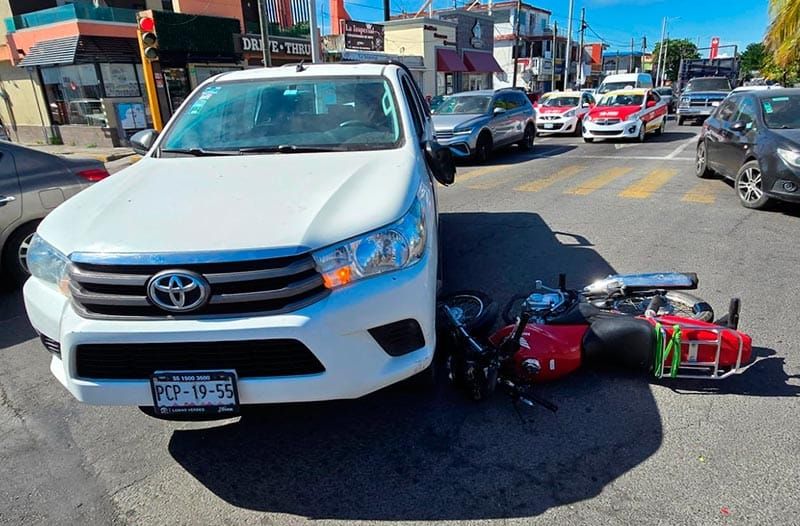 ¡MOTOCICLISTA HERIDO DESPUÉS DE CHOCAR CON CAMIONETÓN!