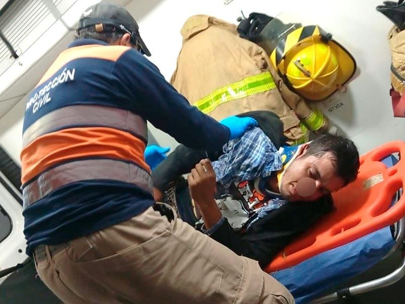 ¡MOTOCICLISTA SIGUE GRAVE EMBESTIDO POR UNA CAMIONETA!