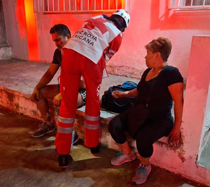 ¡TAXISTA SE LLEVÓ DE “CORBATA” A PAREJA DE MOTOCICLISTAS!