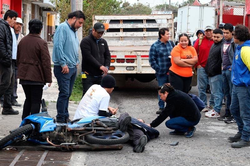 ¡MUJER MOTOCICLISTA IBA PARA LA CHAMBA Y TERMINA EN EL HOSPITAL!
