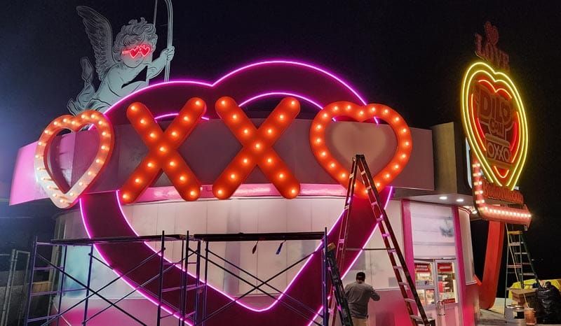 ¡ADORNAN OXXO COMO “FÁBRICA DE AMOR”! - UYUYYUY...