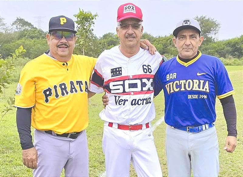 ¡MEDIAS BLANCAS APALEA A EL PÁJARO EN PELOTA DE VETERANOS 60 Y MÁS!