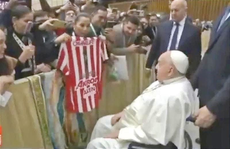 ¡CHIVAS CLAMA AYUDA DIVINA Y MANDA REGALOS AL PAPA!