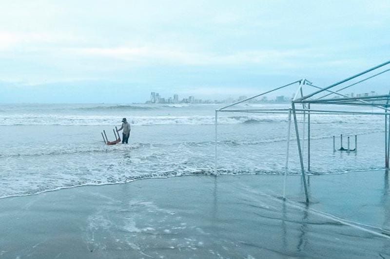 ¡SE SALIÓ EL MAR! - MEGA-MAREJADA *Mobiliario de las palapas de Villa del Mar fue arrastrado por las olas