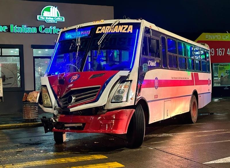 ¡CHOCA AUTOBÚS DE LAGUNA VERDE CONTRA CAMIÓN DE PASAJE!
