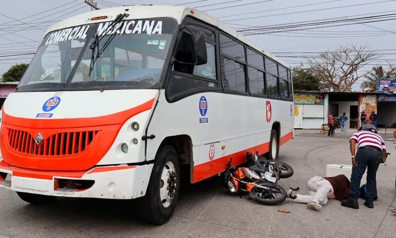 ¡MOTOCICLISTA CASI MUERE APLASTADO!