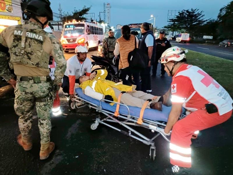 ¡MOTORIZADO FRACTURADO EN DERRAPÓN EN LA CARRETERA!