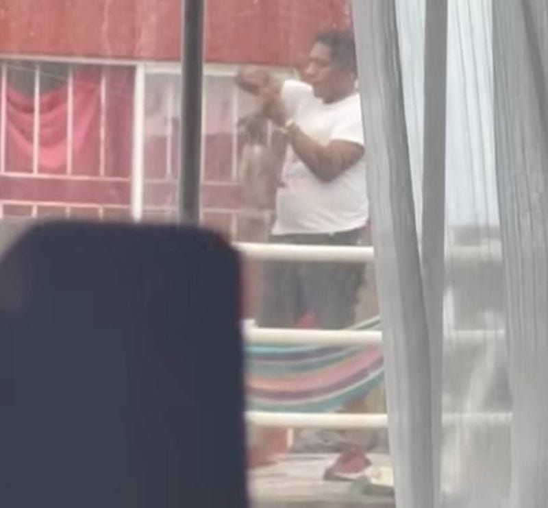 ¡AHORCÓ A UN CACHORRITO!