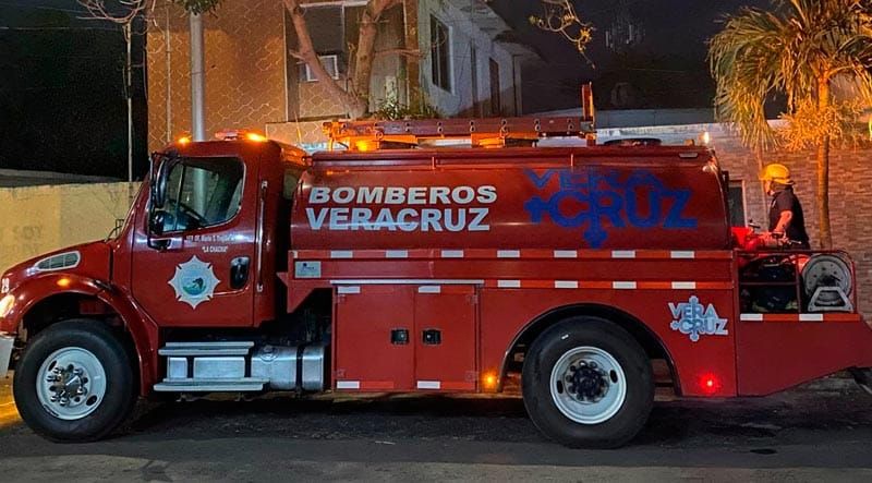 ¡VECINOS APAGAN INCENDIO EN CASA ABANDONADA!