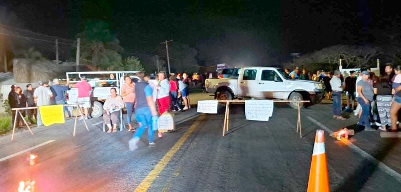 ¡ARDE TECOLUTLA! - *BLOQUEARON LA CARRETERA FEDERAL 180
