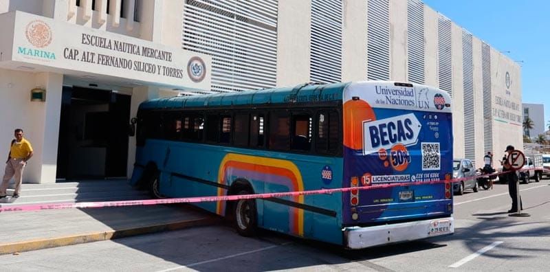 ¡AUTOBÚS CHOCÓ CONTRA LA NÁUTICA MERCANTE! - 10 PASAJEROS Y EL CHOFER SUFRIERON LEVES GOLPES
