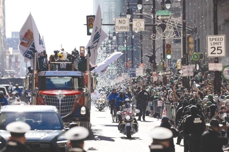 ¡SE REGISTRAN DISPAROS EN DESFILE DE EAGLES; HAY HERIDOS!
