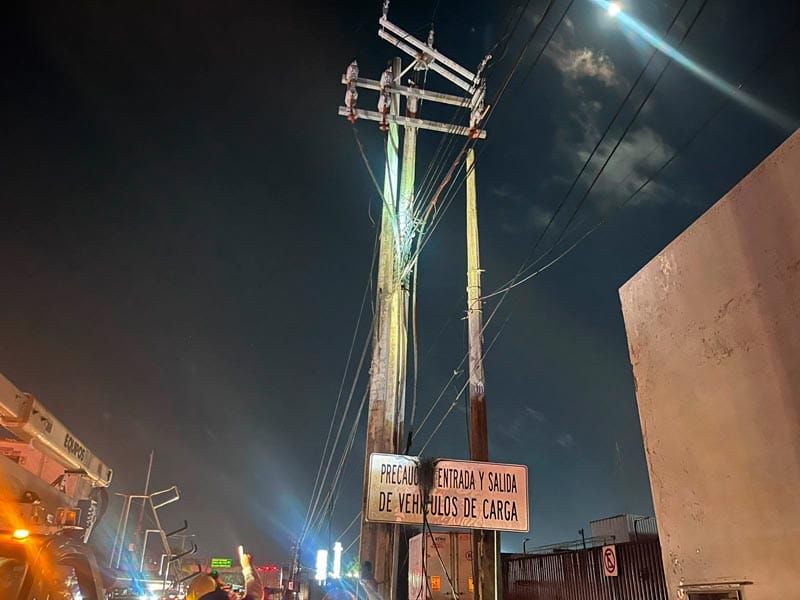 ¡TRANSFORMADOR DE CFE EXPLOTÓ EN LA BOTICARIA!
