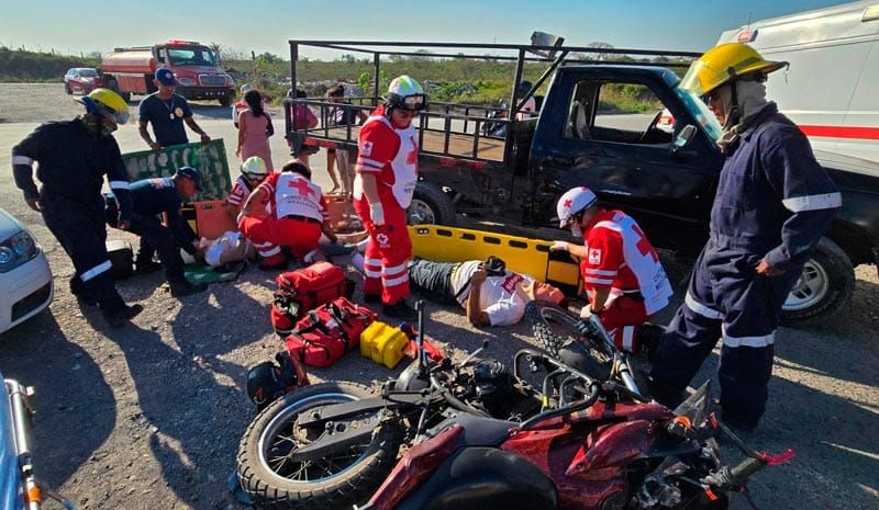 ¡CAMIONETÓN ARROLLÓ A PAREJA  QUE VIAJABA EN MOTOCICLETA!