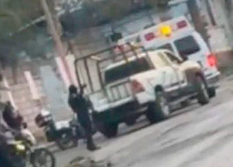 ¡MUJER VA A LA TIENDA DE ABARROTES Y LA BALACEAN!