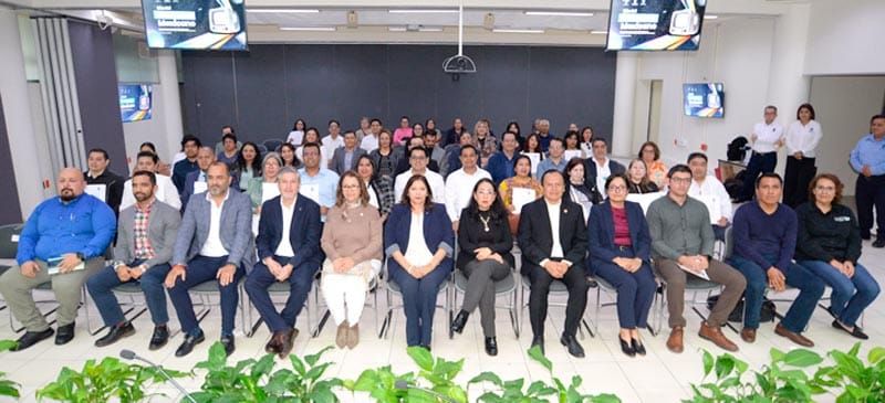 ¡PREMIAN LA UV A PUROS GENIOS!
