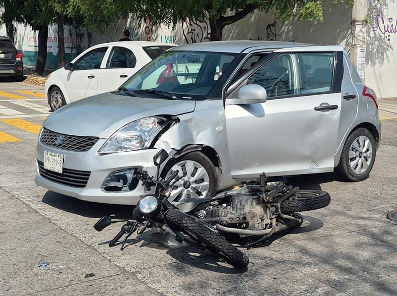 ¡HACEN CHUZA AUTOMÓVIL JAPONÉS Y MOTOCICLISTA!